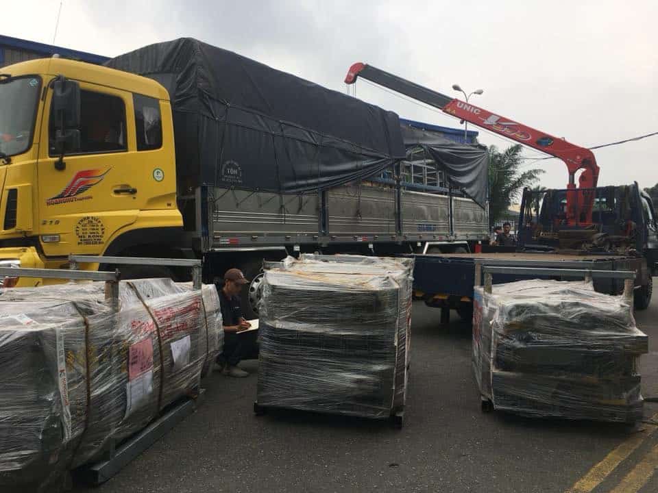 Đóng gói hàng hóa chuẩn bị sắp xếp lên xe tải chuyển đi Campuchia