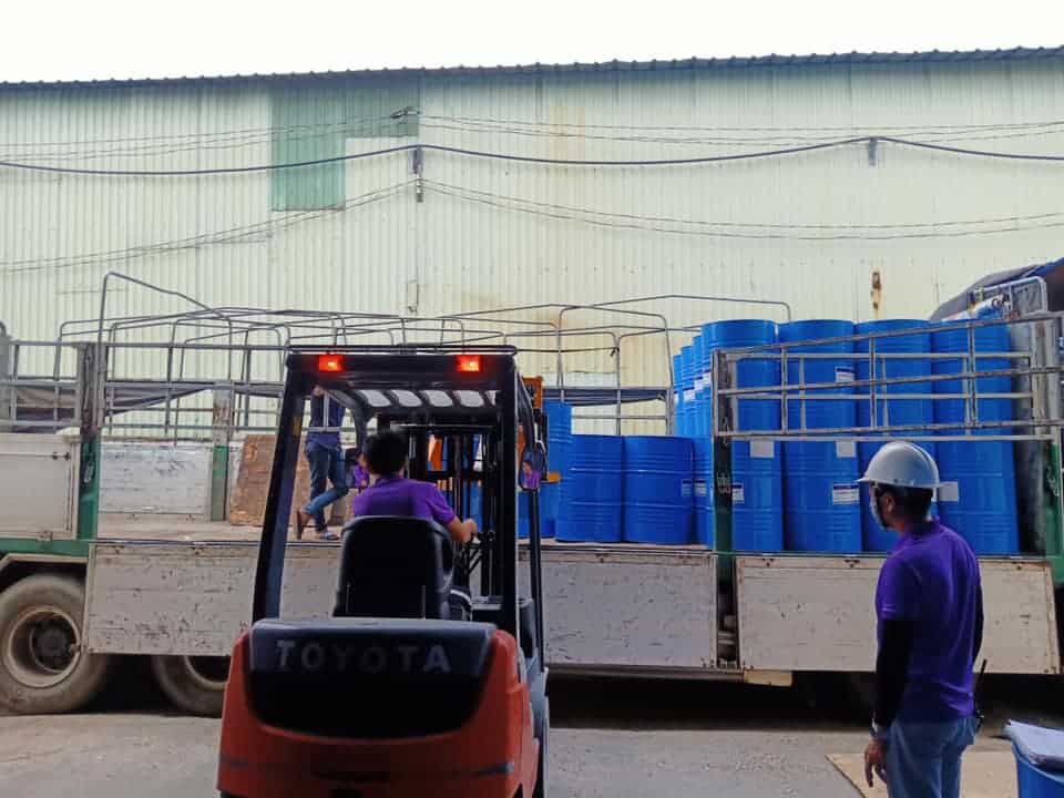 Mekong Logistics sắp xếp hàng hóa bằng xe nâng