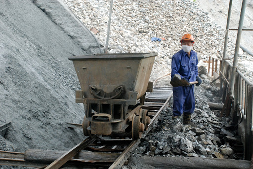Người công nhân làm việc trong khu khai thác khoáng sản