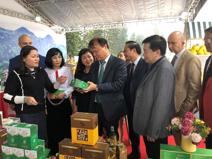 Lãnh đạo bộ, ban, ban ngành tại “Chương trình kết nối giao thương giữa Nhà cung cấp với các doanh nghiệp xuất khẩu và tổ chức xúc tiến thương mại