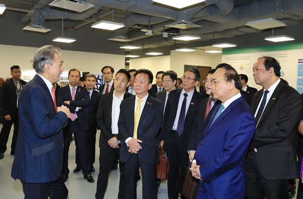 Thủ tướng Nguyễn Xuân Phúc đến thăm nhà máy