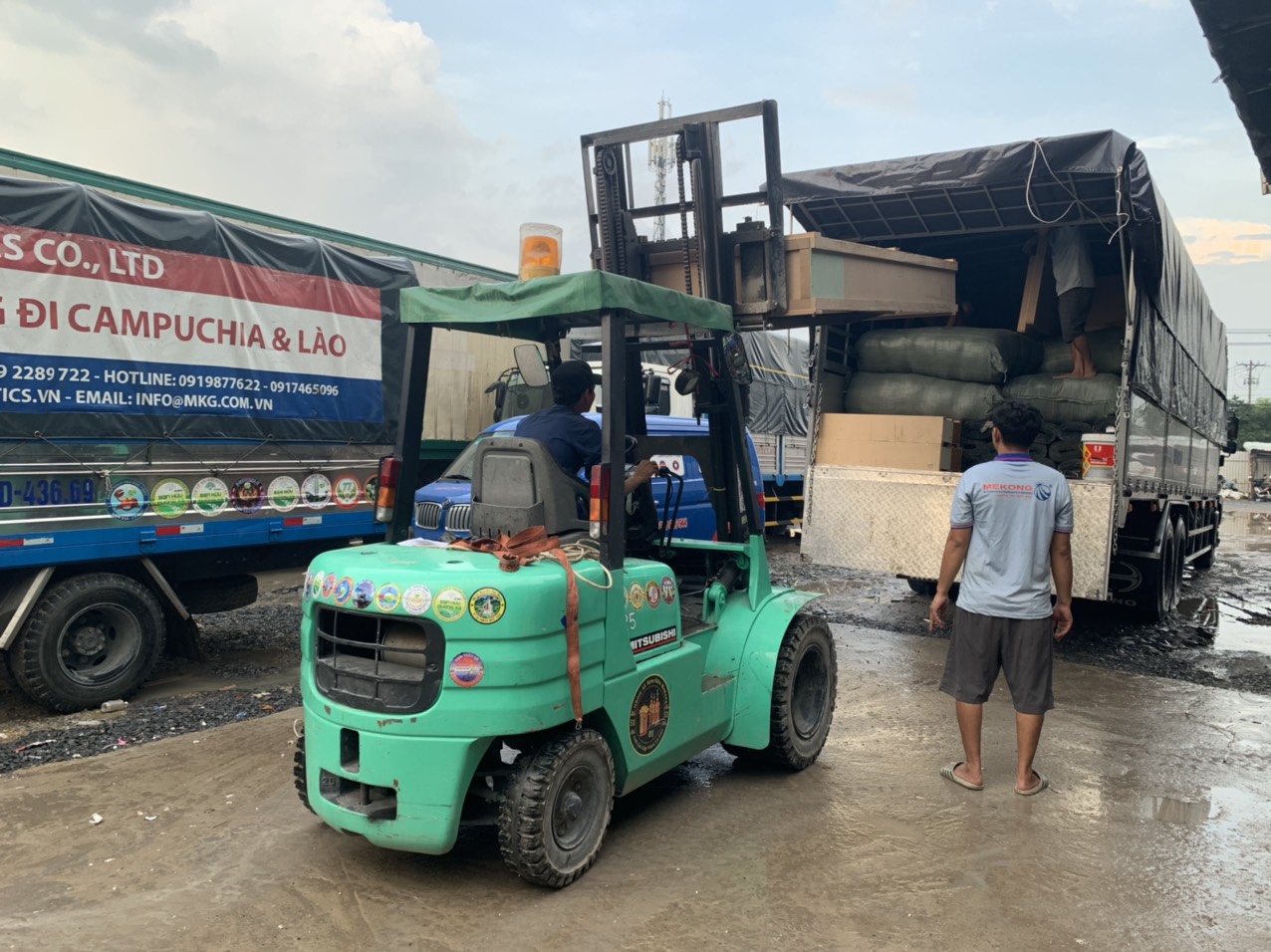 Sắp xếp hàng hóa lên xe tải chuyển đi Campuchia bằng xe nâng