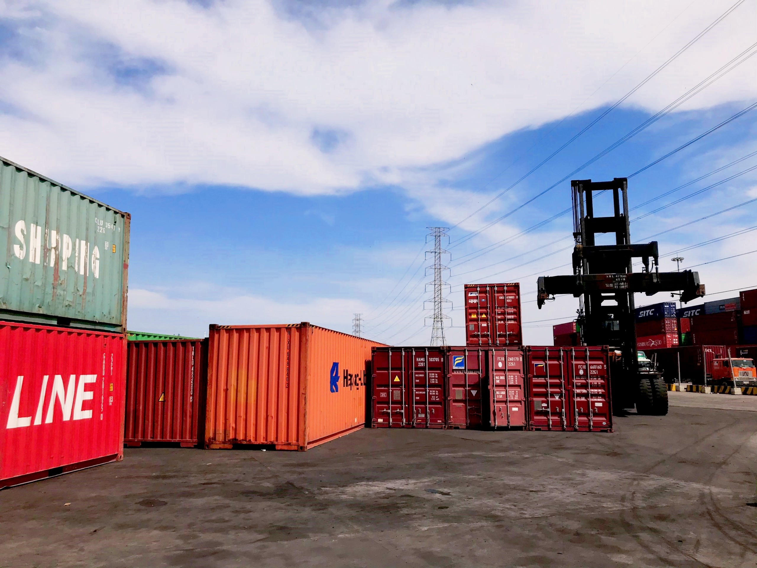 Container hàng máy móc nhập về Việt Nam chuyển đi Campuchia