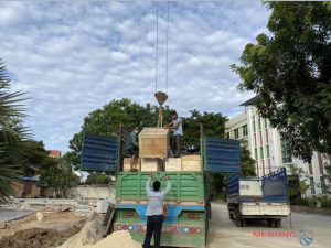 Hàng công trình được đóng kiện gỗ chuyển từ Việt Nam sang Campuchia
