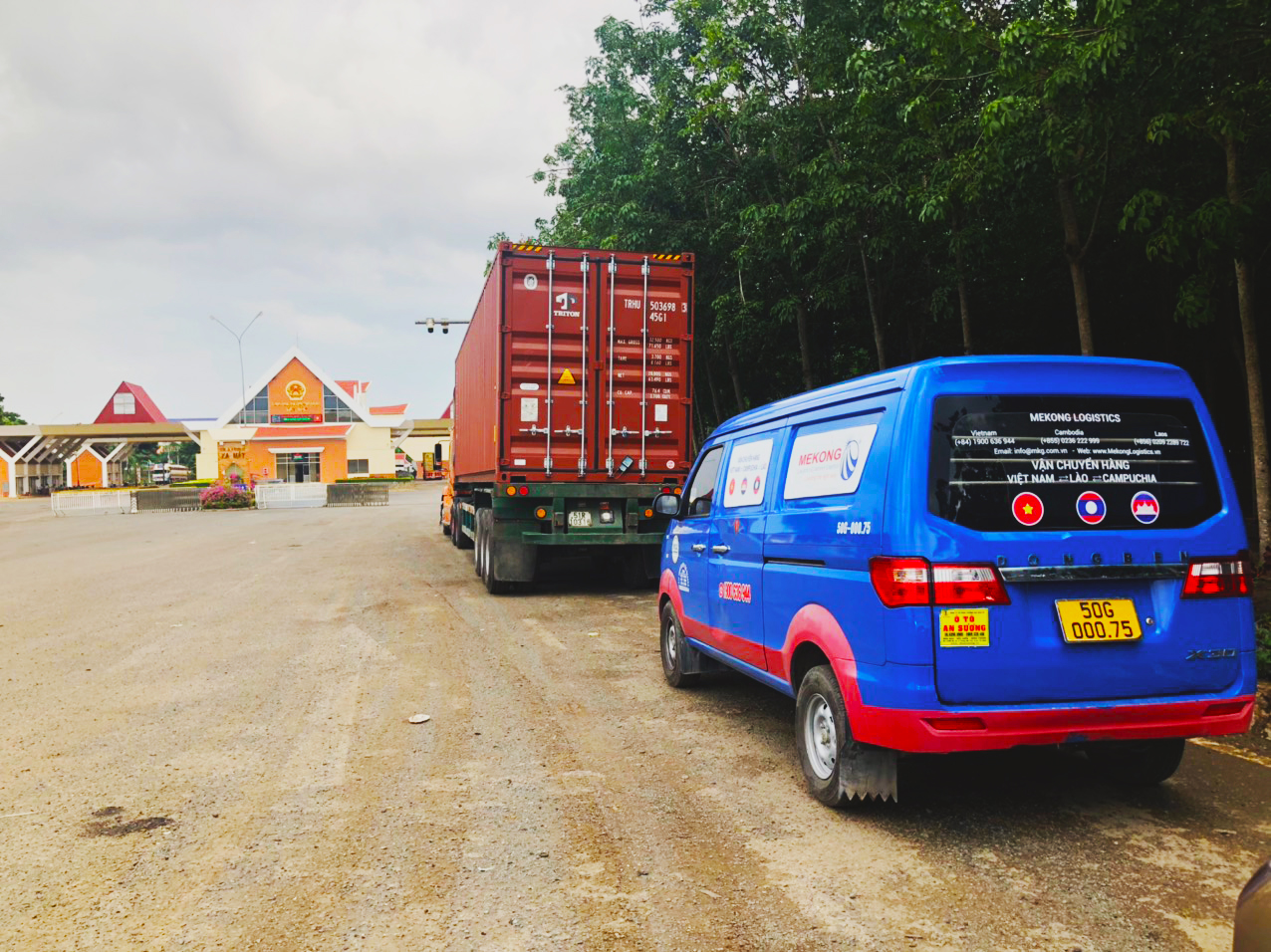 Xe container Mekong Logistics chờ xuất hàng tại cửa khẩu Xa Mát