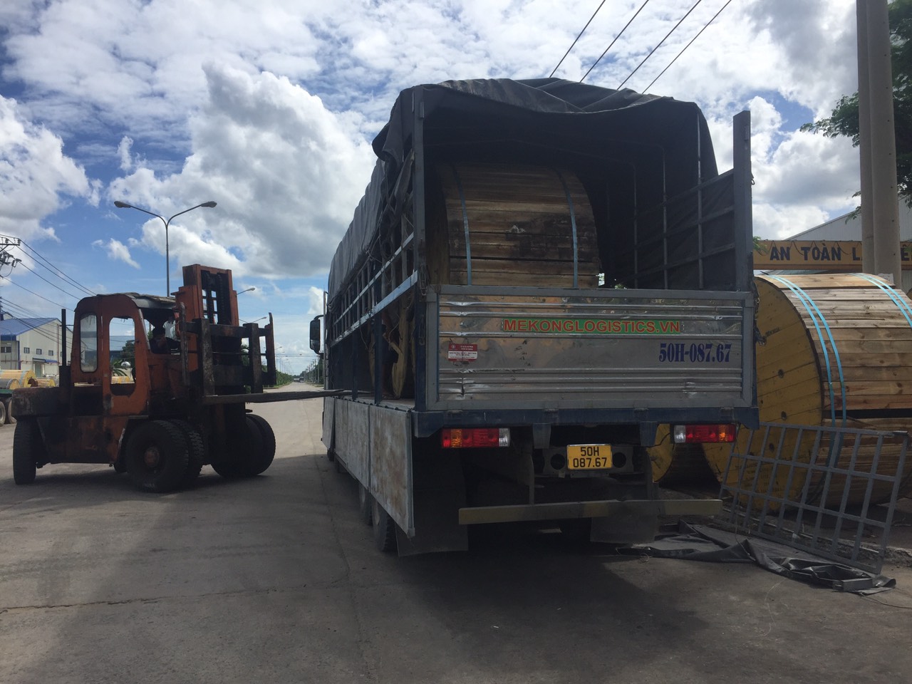 Xe nâng chuyển hàng cáp điện lên xe tải 15 tấn Mekong Logistics chuyển đi Campuchia