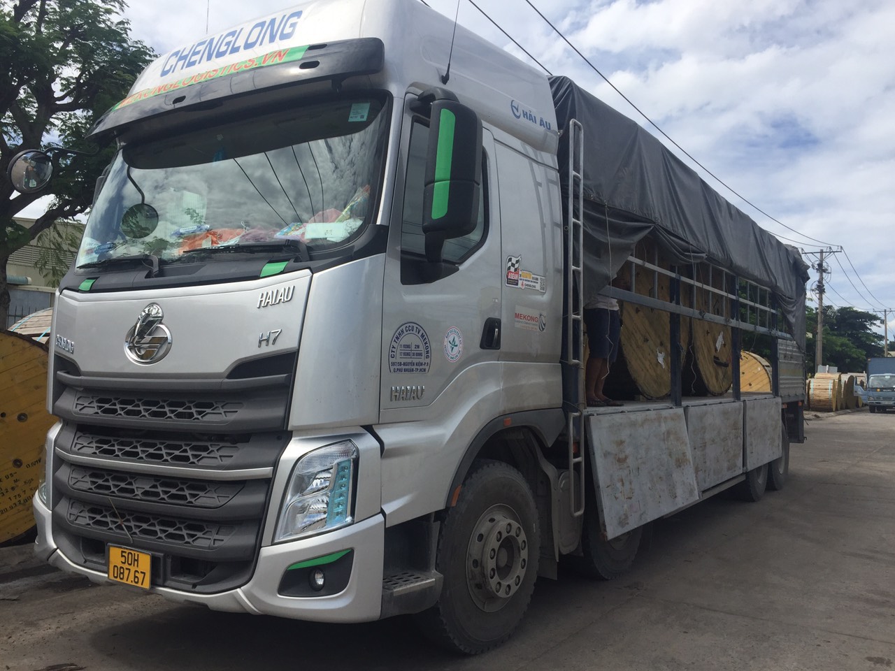Xe tải 15 tấn Mekong Logistics chờ đóng hàng