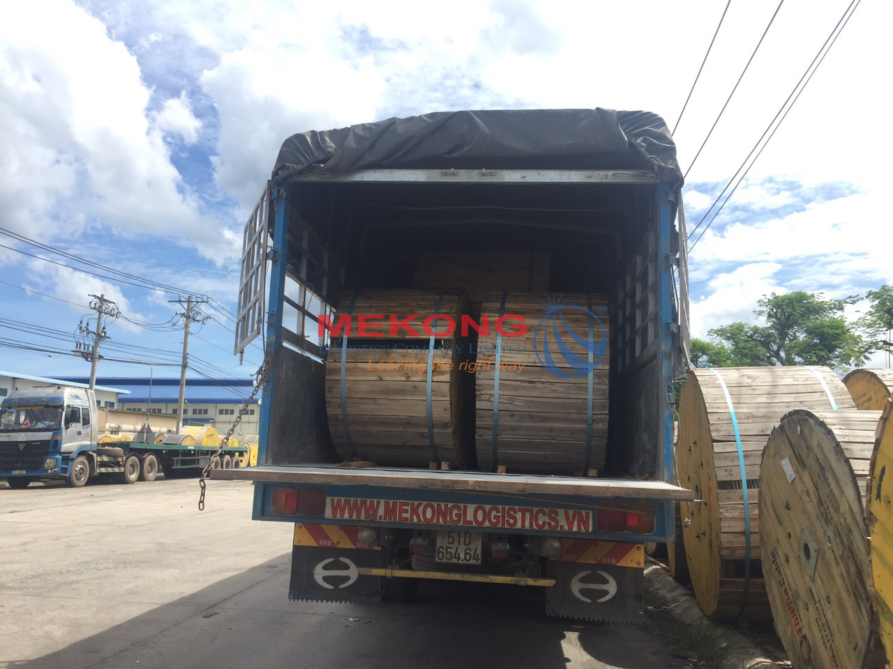 Cáp điện được sắp xếp phù hợp trên xe tải Mekong Logistics