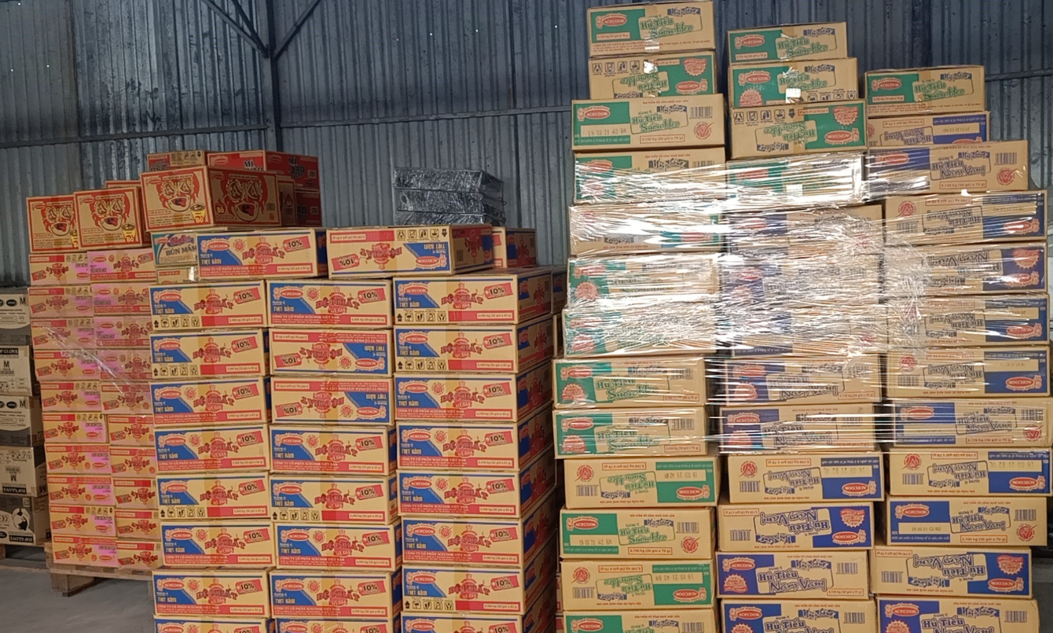 Một lô hàng mì ăn liền với nhiều chủng loại tại kho Mekong Logistics