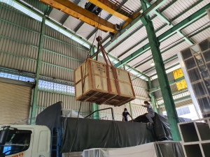 Hàng hóa được đóng gói bằng kiện gỗ và vận chuyển bằng xe tải mui bạt