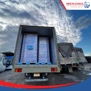 Vỏ lon được đóng gói thành kiện gần như vừa khít với thùng xe tải Mekong Logistics