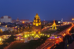 Tượng đài độc lập Campuchia về đêm
